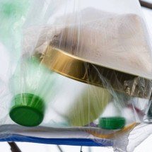 O paradoxo das sacolas de polietileno: como cadeias moleculares criam força extrema e rasgos instantâneos - Portal Giro 10