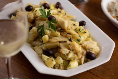 O bacalhau Gomes de Sá homenageia um comerciante português -  (crédito: Débora Gabrich/Divulgação)