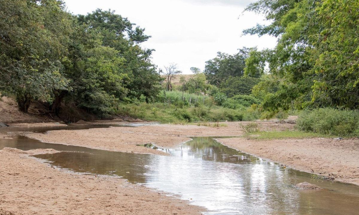 O Rio Piau&iacute; corta a opera&ccedil;&atilde;o da Minera&ccedil;&atilde;o Sigma e as comunidades de atingidos. Durante a seca um rio de poucas &aacute;guas, mas quando chove impede a sua travessia 