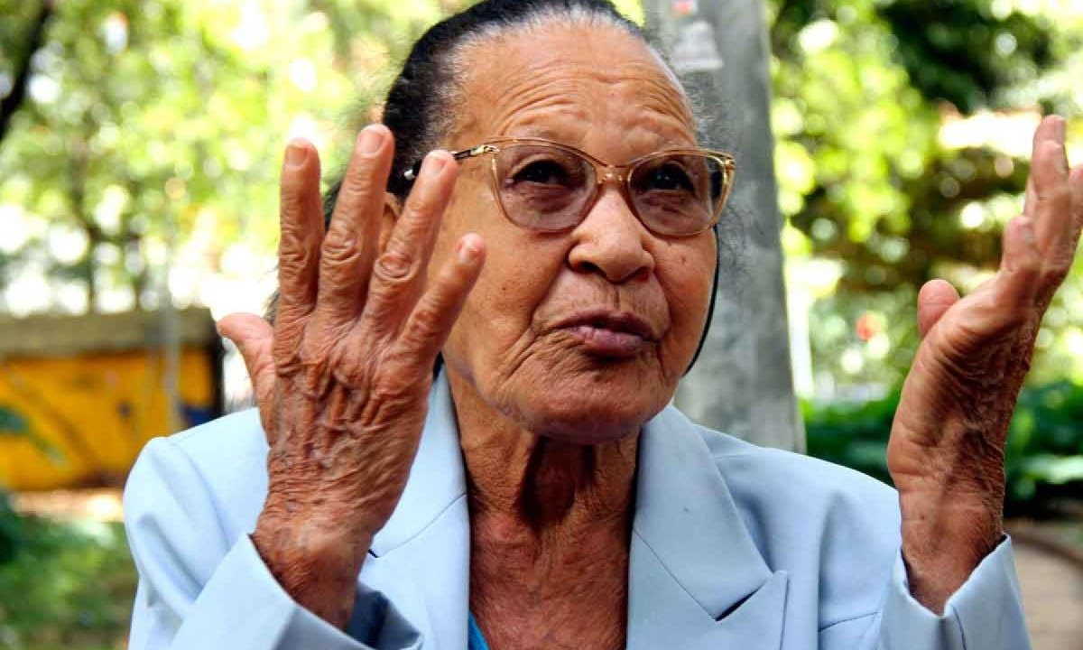 Vanda Natividade, de 80 anos Aposentada, que raramente sai de casa por medo da viol&ecirc;ncia e da dificuldade de se locomover
