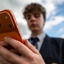Redes sociais são tão prejudiciais a jovens quanto o cigarro, alertam médicos - BBC