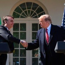Trump perguntou se Bolsonaro está bem, diz Flávio: ‘Gesto humano’ - AFP / Jim WATSON