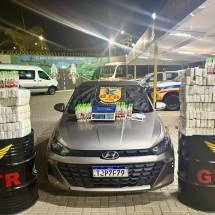 Três são presos com 187 barras de maconha e lança-perfume em BH - PMRv/Reprodução