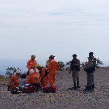 Veja momento em que mulher jogada pelo ex na Serra do Rola-Moça é resgatada - Alexandre Guzanshe/EM/DA Press