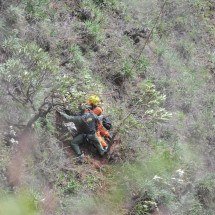 Mulher jogada na Serra do Rola-Moça sai andando após cair 40m no penhasco - Alexandre Guzanshe/EM/DA Press
