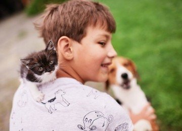 A conviv&ecirc;ncia com animais de estima&ccedil;&atilde;o estimula o desenvolvimento infantil e a responsabilidade familiar na cria&ccedil;&atilde;o de v&iacute;nculos. -  (crédito: FreePik)