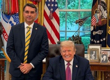 Decis&atilde;o dos EUA foi tomada ap&oacute;s visita de Fl&aacute;vio Bolsonaro a Donald Trump e outras autoridades estadunidenses -  (crédito: Divulga&ccedil;&atilde;o/Fl&aacute;vio Bolsonaro)