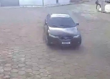 Carro utilizado na fuga foi flagrado por meio de câmera de segurança -  (crédito: Reprodução)