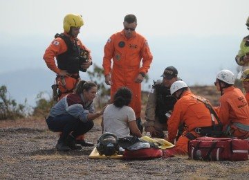 Resgate de Ana Cláudia da Silva Souza, de 41 anos, vítima de tentativa de feminicídio. Ex-companheiro, suspeito de agredir e jogar ela da Serra do Rola-Moça, na Grande BH, foi preso -  (crédito: Alexandre Guzanshe/EM/DA Press)