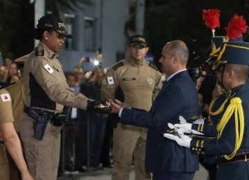 Coronel Cleide Barcelos dos Reis Rodrigues assume o comando-geral da Polícia Militar e recebe a espada das mãos do governador Mateus Simões - (crédito: Marcos Vieira/EM/D.A.Press) Coronel Cleide Barcelos dos Reis Rodrigues assume o comando-geral da Polícia Militar e recebe a espada das mãos do governador Mateus Simões - (crédito: Marcos Vieira/EM/D.A.Press)