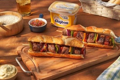 Aprenda a preparar o irresist&iacute;vel churrasquinho no p&atilde;o com espetinho de carne e legumes, uma receita pr&aacute;tica com margarina Claybom. -  (crédito: Claybom / divulga&ccedil;&atilde;o)