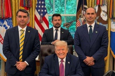 Flávio, Eduardo e Paulo Nogueira tiraram foto com Donald Trump -  (crédito: Divulgação/Flávio Bolsonaro)