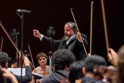O maestro César Timóteo à frente da Orquestra da Rede Batista de Ensino (ORBE) -  (crédito: Rossana Magri/Divulgação)