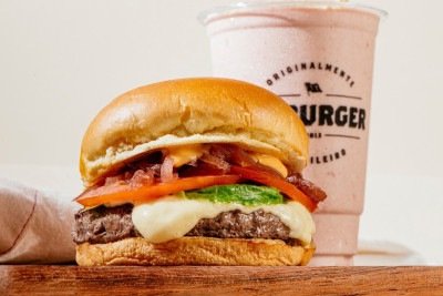 Serão distribuídos 100 sanduíches por unidade em BH na ação promocional do T.T. Burger  -  (crédito: Alex Woloch/Divulgação )