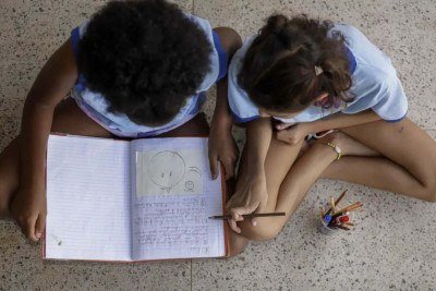 Estudo aponta que 50% dos estudantes do 9º ano do ensino fundamental e 3º ano do ensino médio no país declaram não reconhecer o debate sobre desigualdades raciais em sala de aula -  (crédito: Joédson Alves/Agência Brasil)