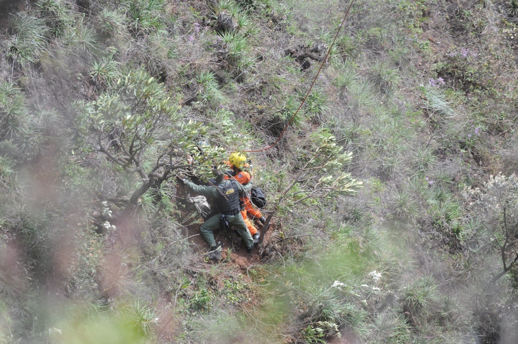 Resgate de Ana Cláudia da Silva Souza, de 41 anos, vítima de tentativa de feminicídio. Ex-companheiro, suspeito de agredir e jogar ela da Serra do Rola-Moça, na Grande BH, foi preso