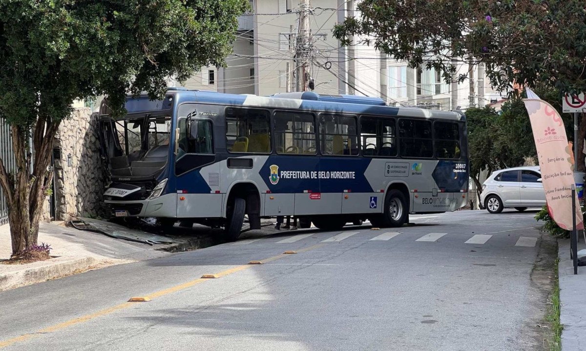 O coletivo não transportava passageiros no momento do acidente e não estava em operação. O impacto assustou moradores da casa atingida e causou prejuízos.-Edesio Ferreira/EM/D.A. Press