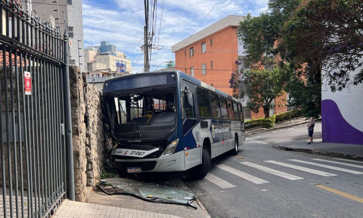 O coletivo não transportava passageiros no momento do acidente e não estava em operação. O impacto assustou moradores da casa atingida e causou prejuízos.-Edesio Ferreira/EM/D.A. Press