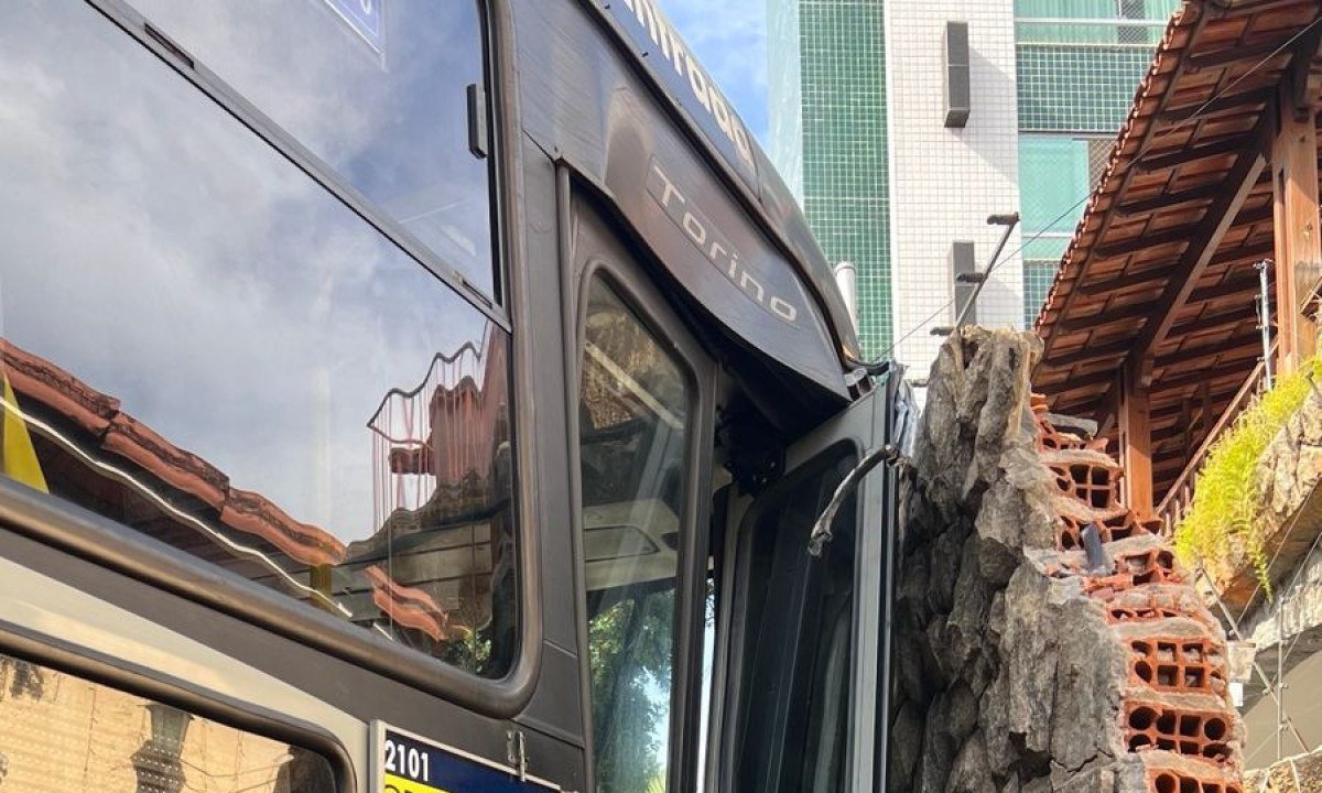 O coletivo não transportava passageiros no momento do acidente e não estava em operação. O impacto assustou moradores da casa atingida e causou prejuízos.-Edesio Ferreira/EM/D.A. Press