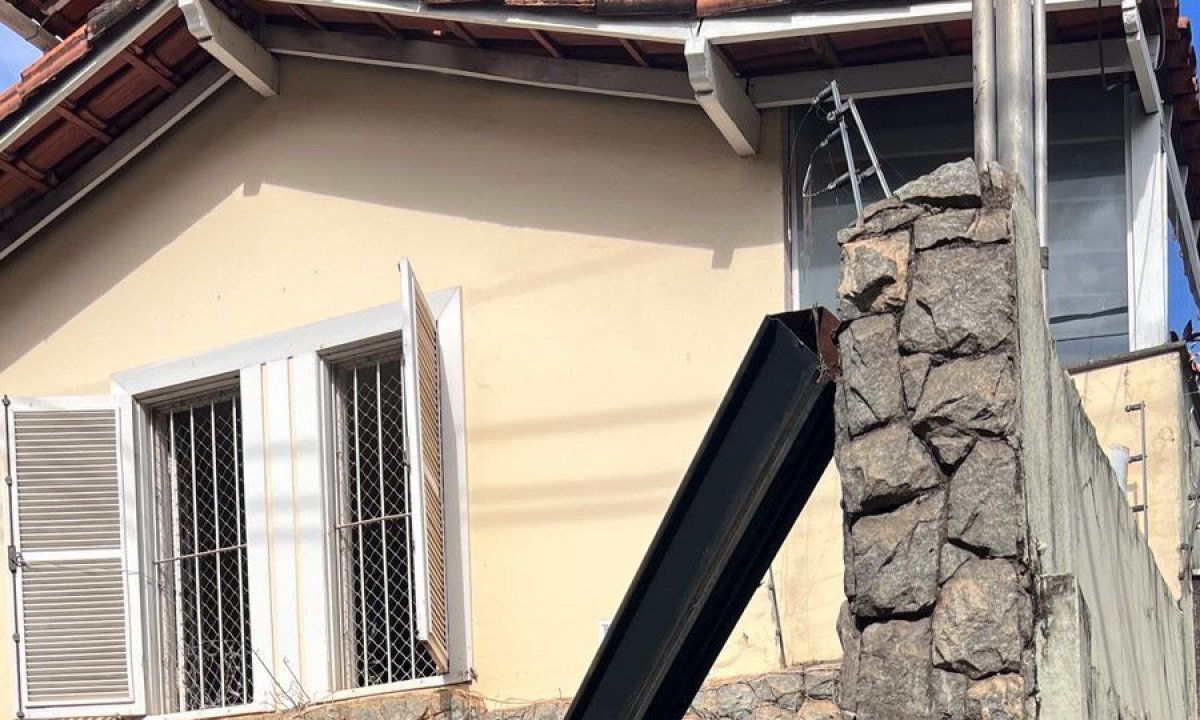 O coletivo não transportava passageiros no momento do acidente e não estava em operação. O impacto assustou moradores da casa atingida e causou prejuízos.-Edesio Ferreira/EM/D.A. Press