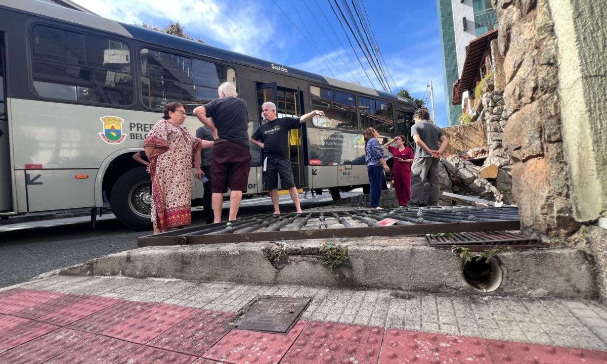 O coletivo não transportava passageiros no momento do acidente e não estava em operação. O impacto assustou moradores da casa atingida e causou prejuízos.-Edesio Ferreira/EM/D.A. Press