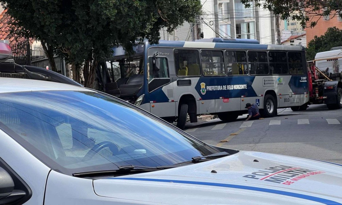 O coletivo não transportava passageiros no momento do acidente e não estava em operação. O impacto assustou moradores da casa atingida e causou prejuízos.-Edesio Ferreira/EM/D.A. Press