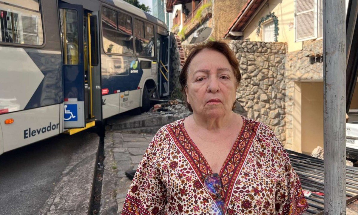 O coletivo não transportava passageiros no momento do acidente e não estava em operação. O impacto assustou moradores da casa atingida e causou prejuízos.-Edesio Ferreira/EM/D.A. Press