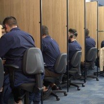 Inteligência artificial monitora chamadas de voz e mensagens - DINO