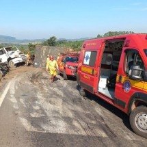 MG: caminhão e carreta batem de frente e deixam vítima presa às ferragens - CBMMG/Divulga&ccedil;&atilde;o