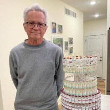 Homem guarda frascos de insulina por mais de 50 anos e transforma convivência com diabetes em obra de arte - Portal Giro 10