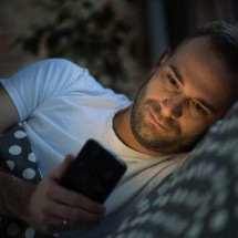 O que a luz azul faz com seus olhos? Entenda os efeitos das telas no sono e na saúde ocular moderna - Portal Giro 10