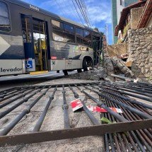 Vídeo: ônibus apresenta falha mecânica e invade casa na Região Oeste de BH - Edesio Ferreira/EM/D.A. Press