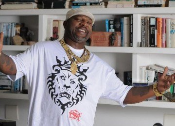 Mr. Catra, &iacute;cone do funk nacional, em imagem que reflete sua personalidade. O artista ganhar&aacute; um clipe p&oacute;stumo feito com intelig&ecirc;ncia artificial. -  (crédito: Redes sociais)