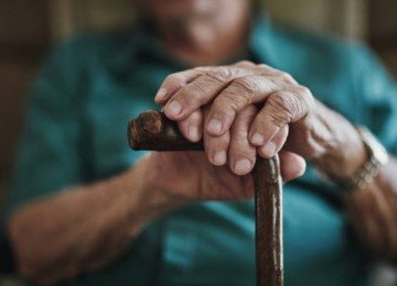 o aposentado descobriu a irregularidade após ser informado de que seu CPF apontava óbito nos cadastros públicos     -  (crédito: Getty Images/Reprodução)