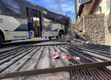 O coletivo n&atilde;o transportava passageiros no momento do acidente e n&atilde;o estava em opera&ccedil;&atilde;o. O impacto assustou moradores da casa atingida e causou preju&iacute;zos. -  (crédito: Edesio Ferreira/EM/D.A. Press)