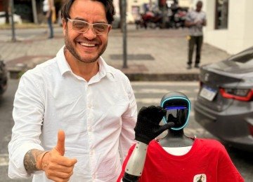 Gregório Andrade posa ao lado de Correria, humanoide mascote da Associação Corre -  (crédito: Associação Corre/Divulgação)