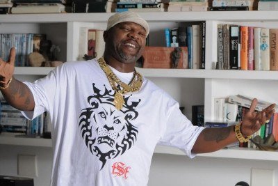Mr. Catra, &iacute;cone do funk nacional, em imagem que reflete sua personalidade. O artista ganhar&aacute; um clipe p&oacute;stumo feito com intelig&ecirc;ncia artificial. -  (crédito: Redes sociais)