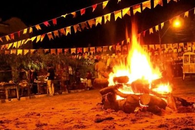 Fogueira acesa e bandeirinhas colorem a noite de S&atilde;o Jo&atilde;o, a festa que esquenta com a trilha sonora de forr&oacute; ideal para o arrasta-p&eacute;. -  (crédito:  EBC - Sa&uacute;de)