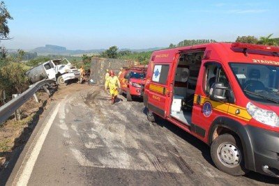 Acidente ocorreu na altura do km 24 da MG-184, em um trecho conhecido como Curva do Macedo -  (crédito: CBMMG/Divulga&ccedil;&atilde;o)