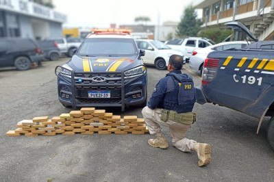 Droga avaliada em R$ 6 milhões foi apreendida e encaminhada à delegacia junto do motorista preso -  (crédito: PRF/Divulgação)