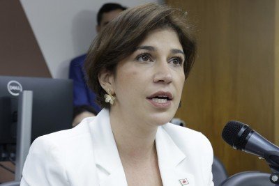 Controladora-geral do Estado, Marcela Oliveira Ferreira Dias detalhou na ALMG a cronologia da investigação sobre contrato de R$ 348 milhões firmado pela Secretaria de Educação durante a gestão de Rossieli Soares -  (crédito: Guilherme Bergamini/ALMG)