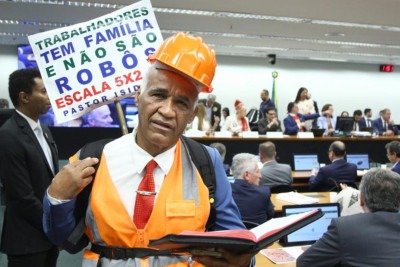 Pastor Sargento Isidório na votação do parecer do fim da escala 6x1 na comissão especializada -  (crédito: Vinicius Loures / Câmara dos Deputados)