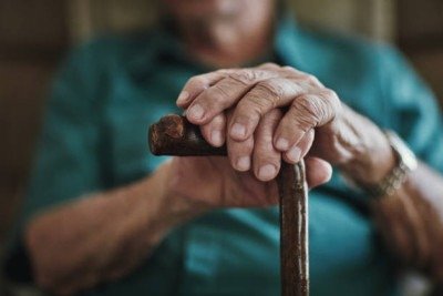 o aposentado descobriu a irregularidade após ser informado de que seu CPF apontava óbito nos cadastros públicos     -  (crédito: Getty Images/Reprodução)