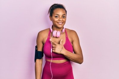 O treino de força aumenta a resistência e previne dores em tarefas como amamentar e carregar o bebê -  (crédito: krakenimages.com/Magnific)