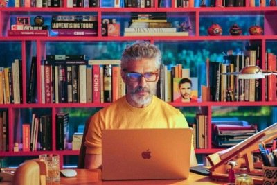 Raúl (Leonardo Sbaraglia), cineasta em crise, está às voltas com roteiro que remete à trajetória do diretor Pedro Almodóvar -  (crédito: El Deseo/divulgação)