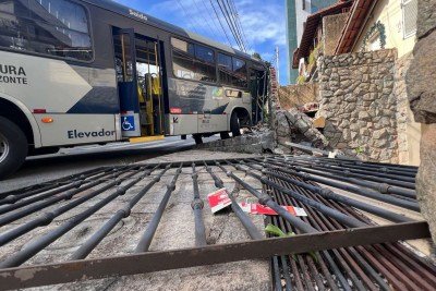 O coletivo n&atilde;o transportava passageiros no momento do acidente e n&atilde;o estava em opera&ccedil;&atilde;o. O impacto assustou moradores da casa atingida e causou preju&iacute;zos. -  (crédito: Edesio Ferreira/EM/D.A. Press)