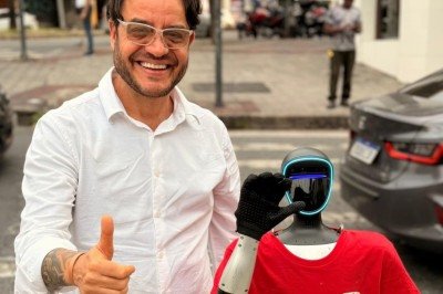 Gregório Andrade posa ao lado de Correria, humanoide mascote da Associação Corre -  (crédito: Associação Corre/Divulgação)