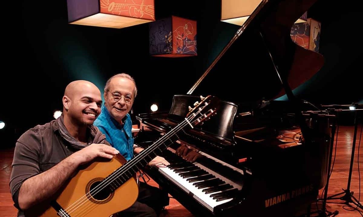 M&uacute;sicos Marcel Powell e Gilson Peranzzetta sentados ao piano 