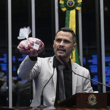 Cleitinho exibe carne no Senado em defesa do fim da escala 6x1 -  Carlos Moura/Agência Senado
