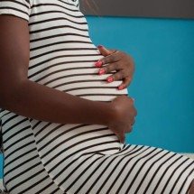 Mulheres negras têm quase o dobro de risco de morte materna no Brasil - Freepik